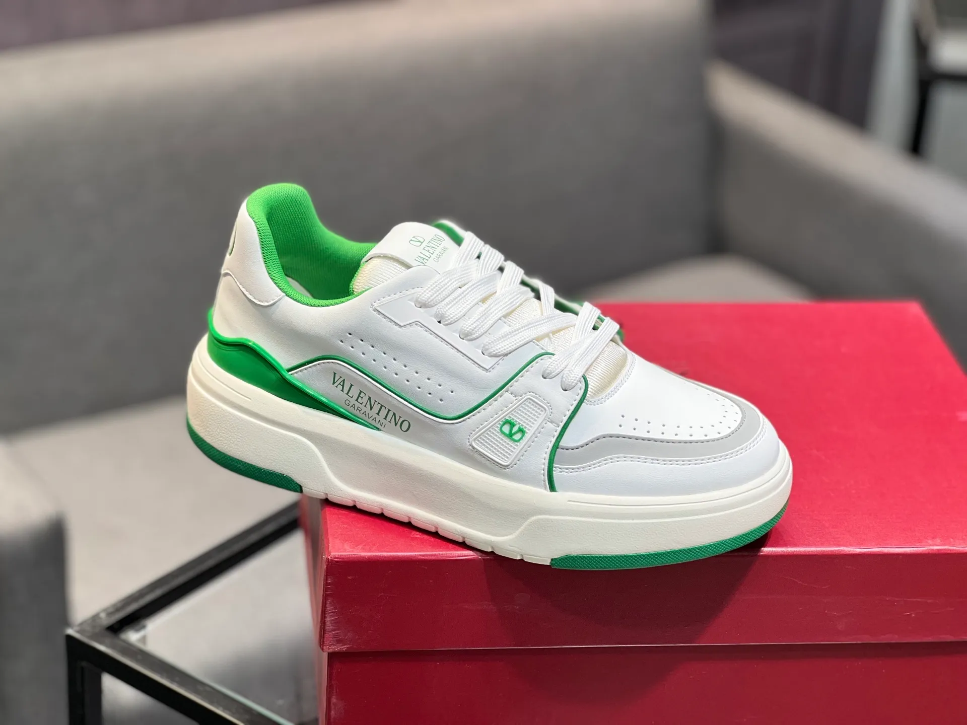 Men's men's shoes 💰660 𝑽𝒂𝒍𝒆𝒏𝒕𝒊𝒏𝒐 Valentino 𝑶𝒏𝒆𝑺𝒕𝒖𝒅 Couple's sneaker series Valentino 2025 latest couple's sneakers, celebrity style, hot sale. The original ZP was purchased and dismantled. Repeated pattern making and modification. I strive to restore the original version 1:1! Top luxury masterpiece, soft and comfortable, combining fashion and leisure, bringing excellent elegant texture and excellent on-foot comfort. Top purchase version upper: imported calfskin surface/original oil edge craftsmanship. Inner: water-dyed cowhide lining. Outsole: original development 𝐓𝐏𝐔 two-color combination outsole. Packaging: original configuration complete package. Code number: 35-44 yards. 34.45 can be customized. Can be customized (self-labeled-no label) order.